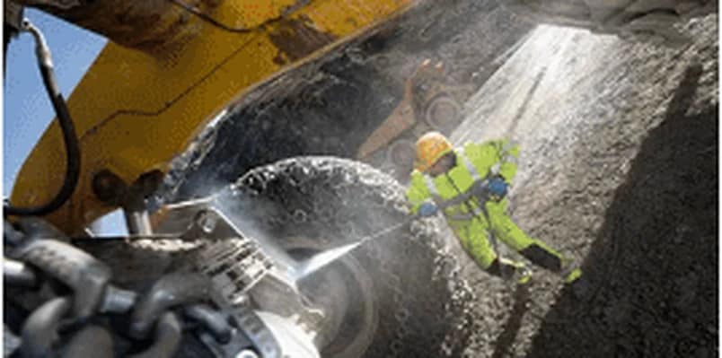 Maquinaria profesional para construcción atendida por SANROTEC